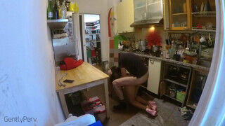 Olasz háziasszony a konyhában dug amikor a férje nincs otthon - sexbrother.hu
