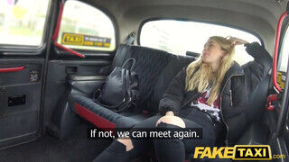 Misha Cross a a világos szőke tinédzser cseh tinédzser kis csaj a taxiban kupakol