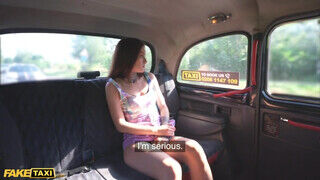 Tabitha Poison a tetkós pici ringyó egy jót hancúrozik a taxissal