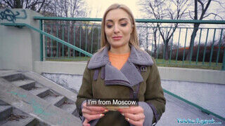 Caty Kiss az orosz fiatal ribanc a pornó ügynök faszát orálozza - sexbrother.hu