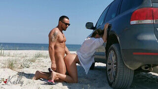 Amatőr pár rakott egy jót a kocsi mellett a tengerparton - sexbrother.hu