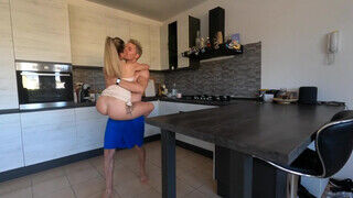 Tinédzser karcsú világos szőke olasz házaspár a konyhában kufircol a pasijával - sexbrother.hu