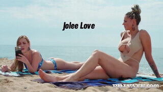Jolee Loveot a kolosszális keblű milfet, a strandon szedik fel egy pici análba baszásra - sexbrother.hu