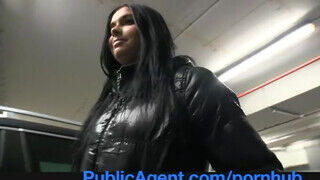 Victoria Blaze a tini fekete hajú fiatal pénzért hancúrozik az ügynökkel