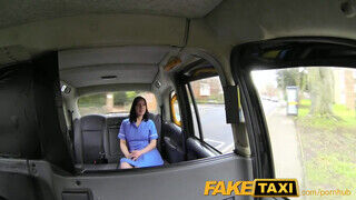 Perverz tini tinédzser fekete hajú ápolónő a taxissal kufircol - sexbrother.hu