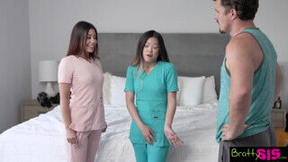 Lulu Chu és Xxlayna Marie a fiatal ápolók édeshármasban kúrnak a manussal