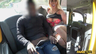 Alice Judge a ellenállhatatlan világos szőke milf lyukait szétkúrják a taxiban - sexbrother.hu