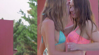 A tini karcsú lezbi lányok Taylor Sands és Katya Clover kényeztetik egymást - sexbrother.hu