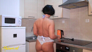 Aisha a nagyméretű tőgyes milf a konyhában izgult fel - sexbrother.hu