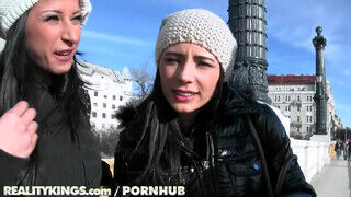 Martina Gold és Sofia Gucci a luvnya tinédzser turista csajok négyesben szexelnek a magyar kanokkal - sexbrother.hu