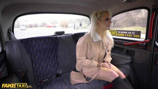 Gina Varney a szöszi fiatal kúrni akart a taxissal - sexbrother.hu