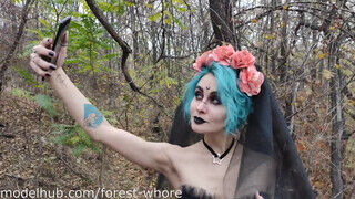 Halloween Cosplayes kisasszony fenék lyukba tolva az erdőben - sexbrother.hu