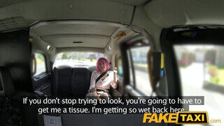 Misha Mayfair a pink hajú tinédzser fiatalasszony kinyalja a taxis popsiját