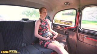 Ariela Donovan a a karcsú vörös hajú tinédzser örömlány taxissal szexel - sexbrother.hu