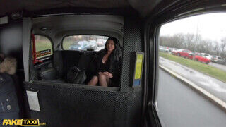 Ania Kinski a szilikon kannás milf céda a taxissal szeretkezik - sexbrother.hu