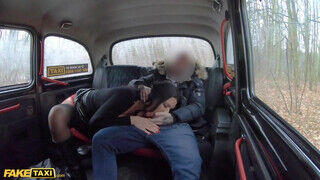 Ania Kinski a szilikon kannás milf céda a taxissal szeretkezik - sexbrother.hu