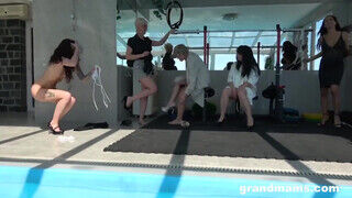 Idősödő kéjnő nők medencés orgiája ahol tini srácok cerkáján lovagolnak. - sexbrother.hu