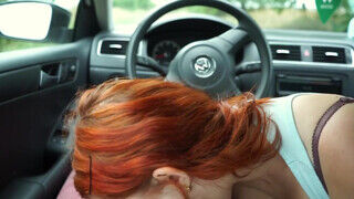 Amatőr tini vörös hajú barinő a kocsiban cumizik - sexbrother.hu