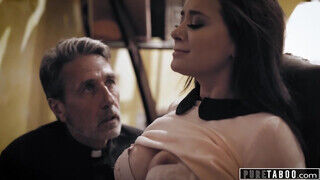 Gia Paige szűk punciját a perverz pap Steve Holmes reszeli meg - sexbrother.hu