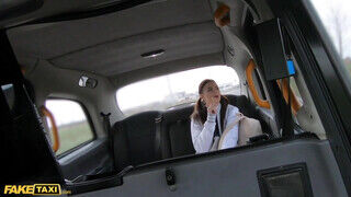 Jenny Doll a 18 éves tinédzser lány meghágva a taxi hátsó ülésén