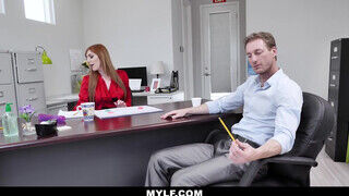 Lauren Phillips a repedtsarkú vörös hajú nimfo titkárnő az irodában reszel az új alkalmazottal. - sexbrother.hu