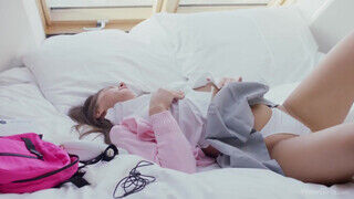 Koleszos fiatal kiscsaj otthon peckezik az ágyon kolesz után. - sexbrother.hu