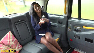 Asia Rae a tinédzser tetszetős fekete fiatal fiatalasszony a taxiban kupakol