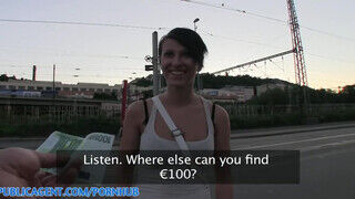 Emylia Argan a cafka turista egy pici pénzért simán kamatyol - sexbrother.hu
