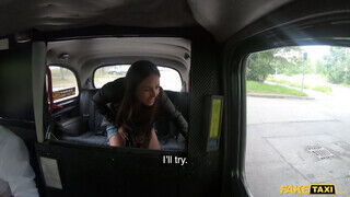 Lenna Ross a tinédzser tinédzser fiatalasszony húsos kicsike cuncija megpakolva a taxiban - sexbrother.hu