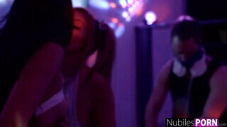 Ariana Marie és Moka Mora a kéjnő tinédzser barinők a dj cerkáján lovagolnak - sexbrother.hu