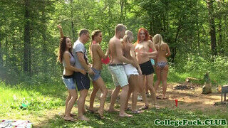 Cseh tinédzser végzős diákok kolesz helyett basztak egy jót az erdőben.