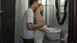 Amatőr tinédzser kicsike tőgyes borotvált vaginás barinő a fürdőben szeretkezik a pasijával - sexbrother.hu