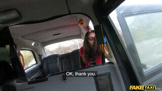 Shrima Malati az olasz tinédzser csajszika a taxiban kamatyol - sexbrother.hu