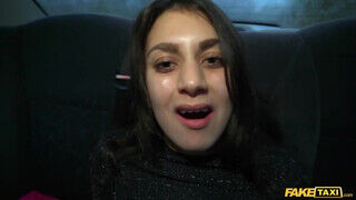Shrima Malati az olasz tinédzser csajszika a taxiban kamatyol - sexbrother.hu