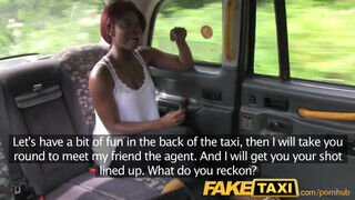 Jasmine Webb a csöcsös fekete bige a taxiban dug