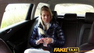 Tini szöszi milf anyuci a taxissal közösül a hátsó ülésen