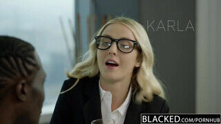 Karla Kush a szemüveges tini picsa lyuka befogadja a termetes falloszt - sexbrother.hu