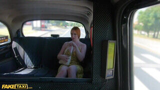 Kiara Lord a vörös hajú méretes kannás magyar fiatal a taxiban reszel