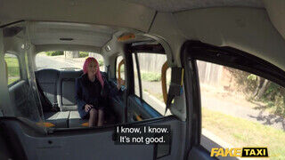 Roxy Lace a tinédzser pink hajú milf kinyalja a taxis segglyukát - sexbrother.hu