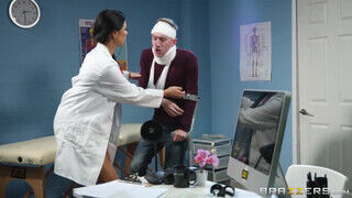 Ania Kinski a bőrös virsli imádó doktornő élvezi a páciense jó kolosszális faszát - sexbrother.hu