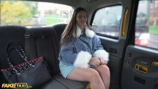 Taylee Wood a méretes cickós kövér tinédzser kisasszony felajzott a taxiban - sexbrother.hu