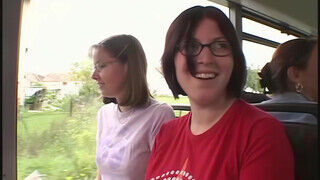 Laura Lion a gigászi tőgyes tinédzser csajszika ánuszát a buszon döngetik az utasok előtt
