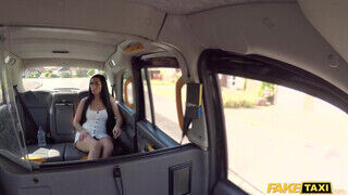 Tinédzser fekete hajú nőci keményen hátsó lyukba reszelve a taxiban - sexbrother.hu