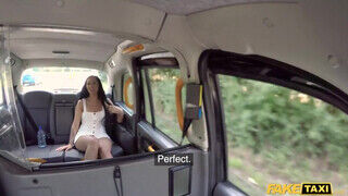 Tinédzser fekete hajú nőci keményen hátsó lyukba reszelve a taxiban