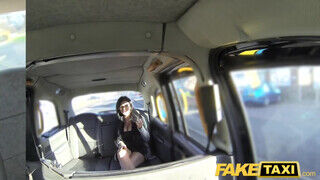 Candy Sexton a gigantikus tőgyes tinédzser milf taxissal kufircol