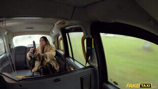 Ava Austen a kitetovált milf kinyalja a taxis hátsó lyukát orál után