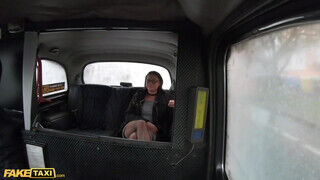 Klaudia Diamond a gigantikus keblű tinédzser picsa élvezettel közösül a taxiban - sexbrother.hu
