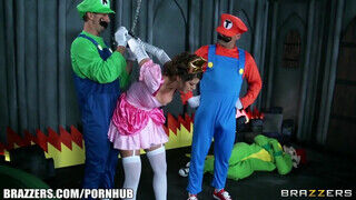 Szuper Mario és Luigi leteszteli a méretes tőgyes hercegnőt mielőtt megmentené