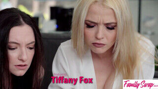 Tiffany Fox a világos szőke ringyó tini milf gruppen kúrel a családdal - sexbrother.hu