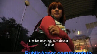 Lucy Bell a vörös hajú fiatal fiatalasszony a buszmegállóban közösül egy kicsike pénzért